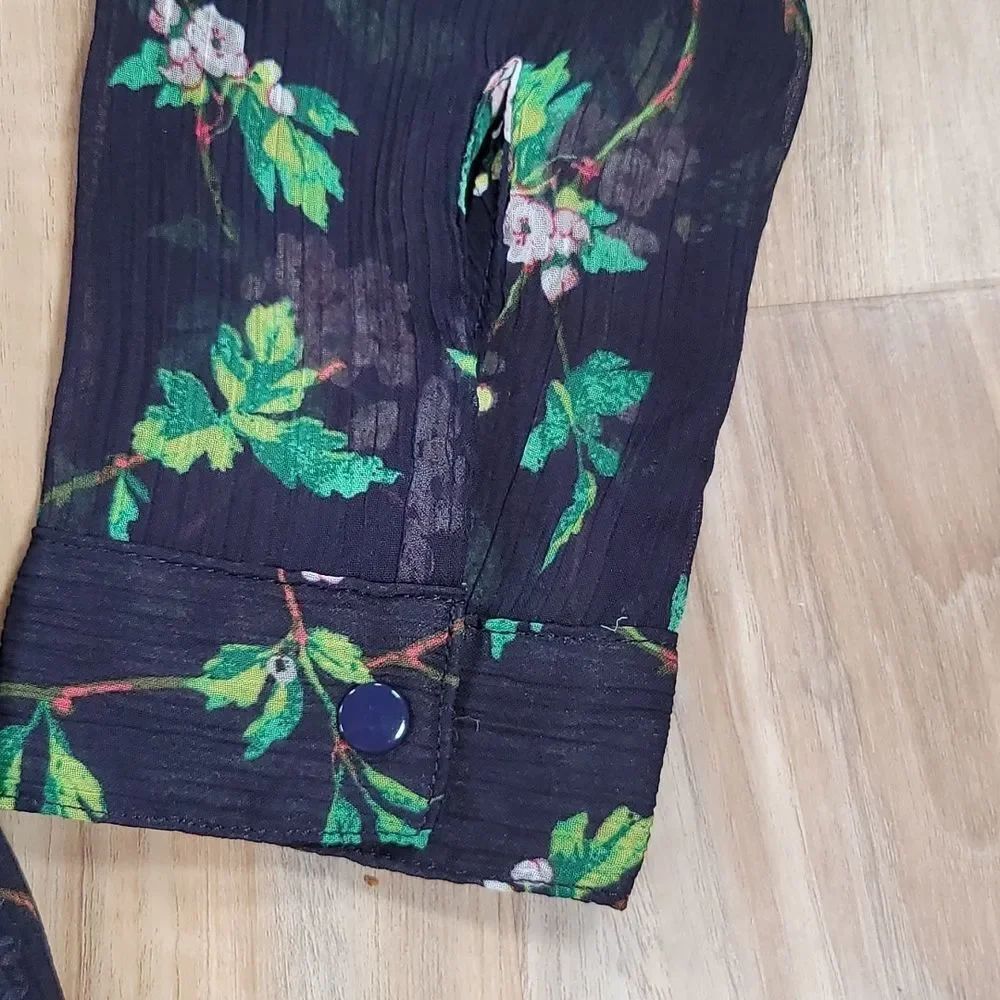🔸️Liz Claiborne Black Floral Print Semi Sheer Top Small - Picture 7 of 11
